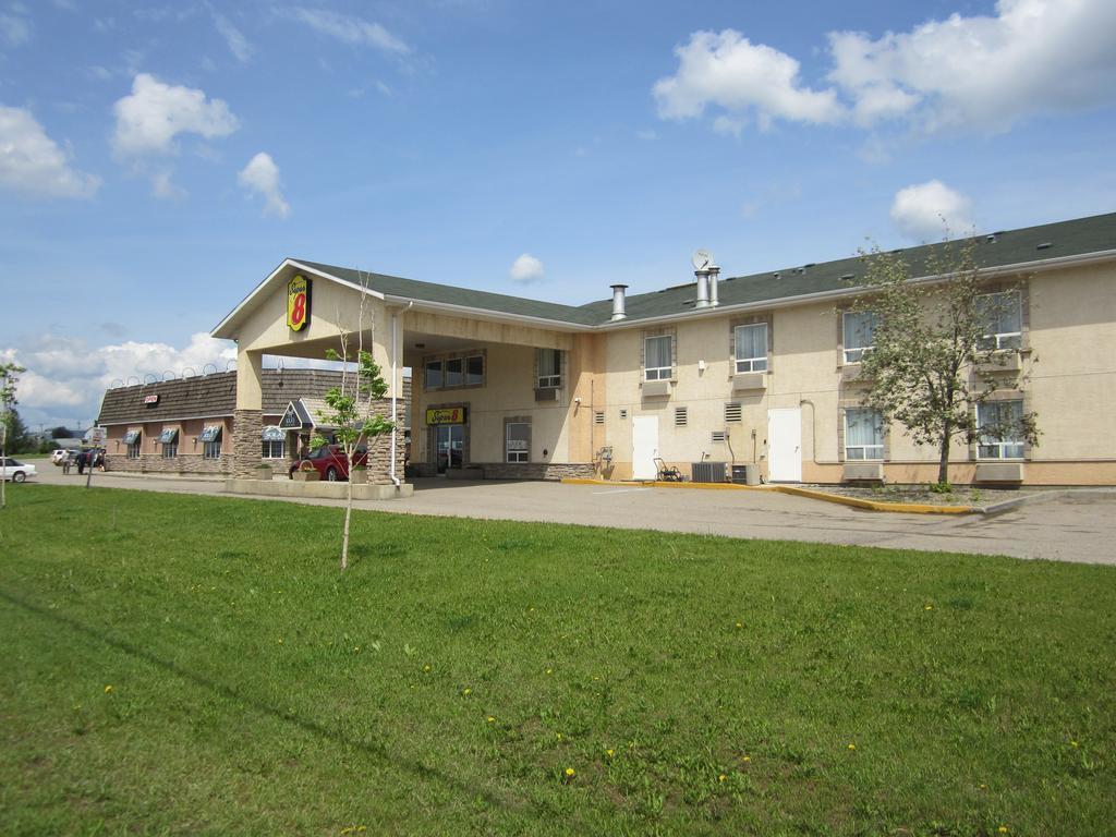 Super 8 By Wyndham Dawson Creek Hotel Exterior photo