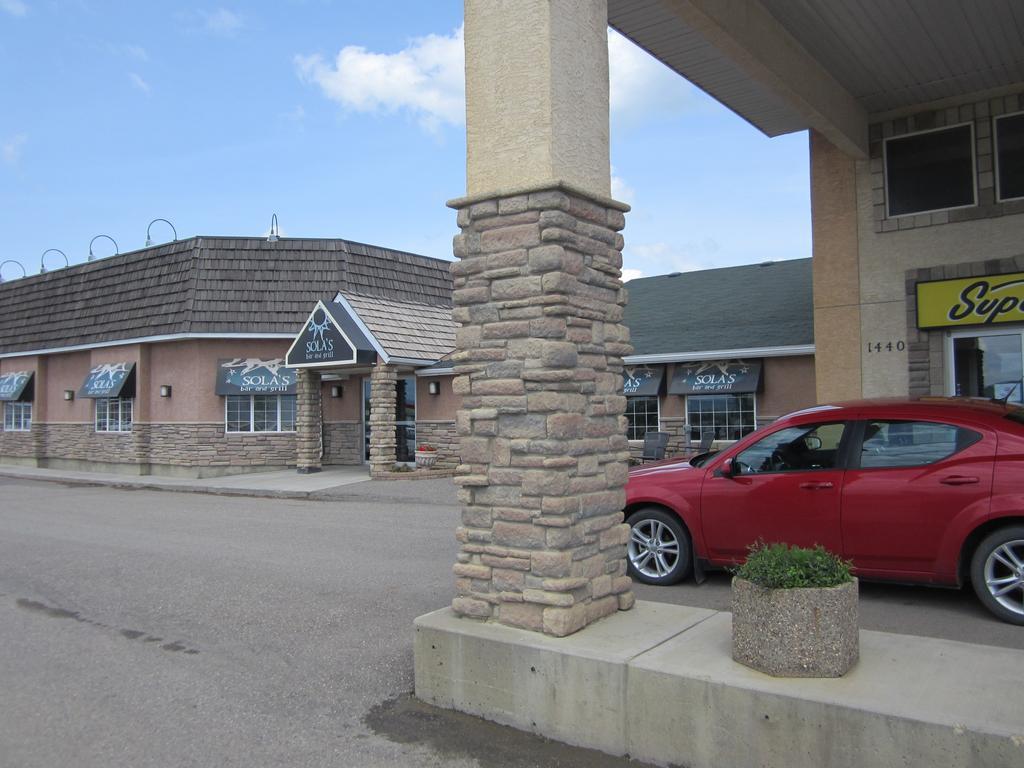 Super 8 By Wyndham Dawson Creek Hotel Exterior photo